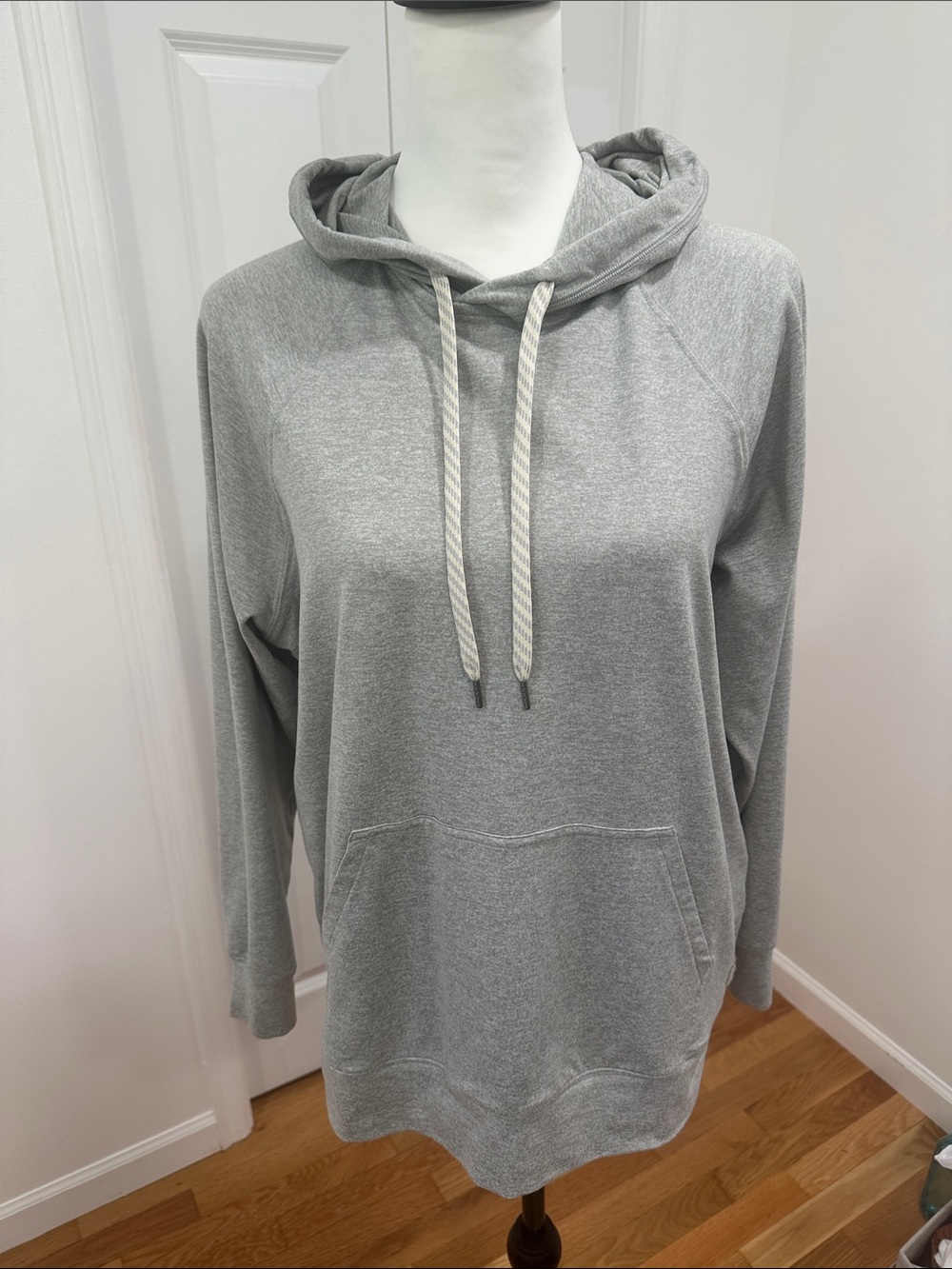 Vuori Light Grey Women's Hoodie Sweatshirt